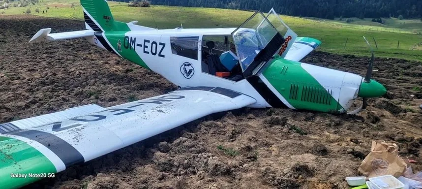 Srušeni mali avion sa registracijom OM-EOZ na njivi.