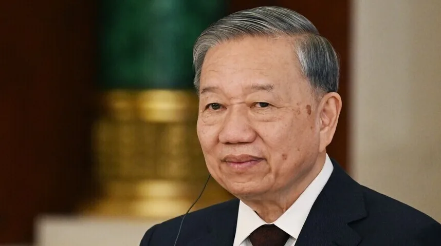 Portret starijeg azijskog muškarca u tamnom odijelu i bijeloj košulji