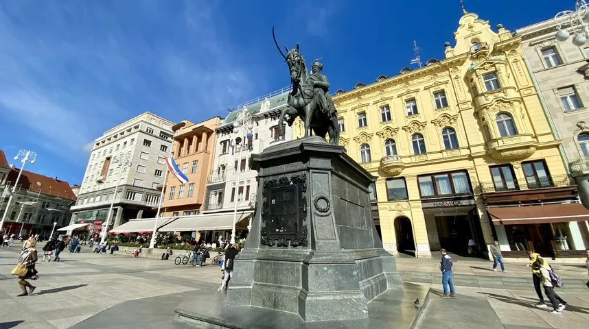 Spomenik banu Janku Jelačiću na konju na Trgu bana Jelačića u Zagrebu