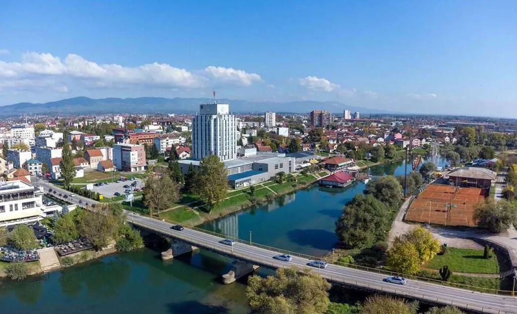 Panoramski pogled na grad Banja Luku sa rijekom Vrbas, mostom i zgradom Vlade RS