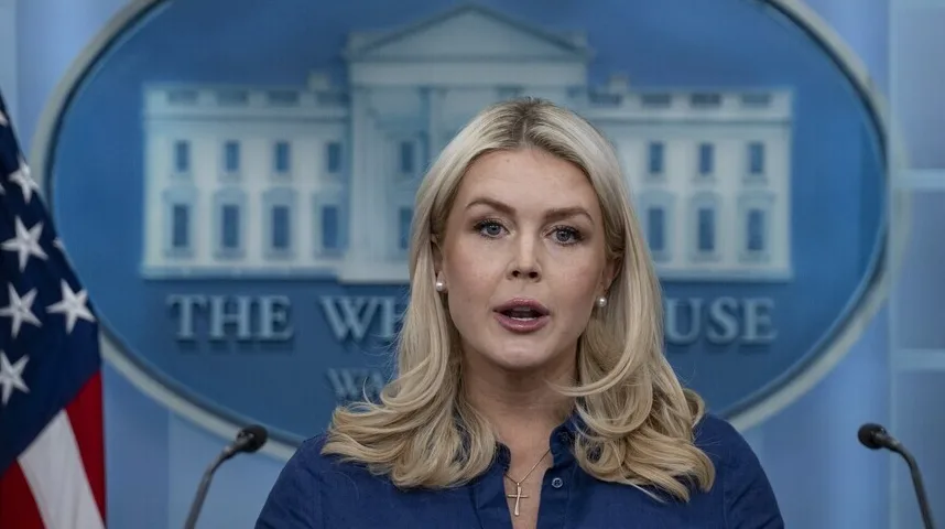 Žena sa plavom kosom govori u Bijeloj kući