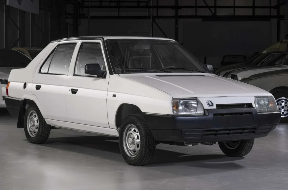 Bijela limuzina Škoda Favorit iz 1990-ih