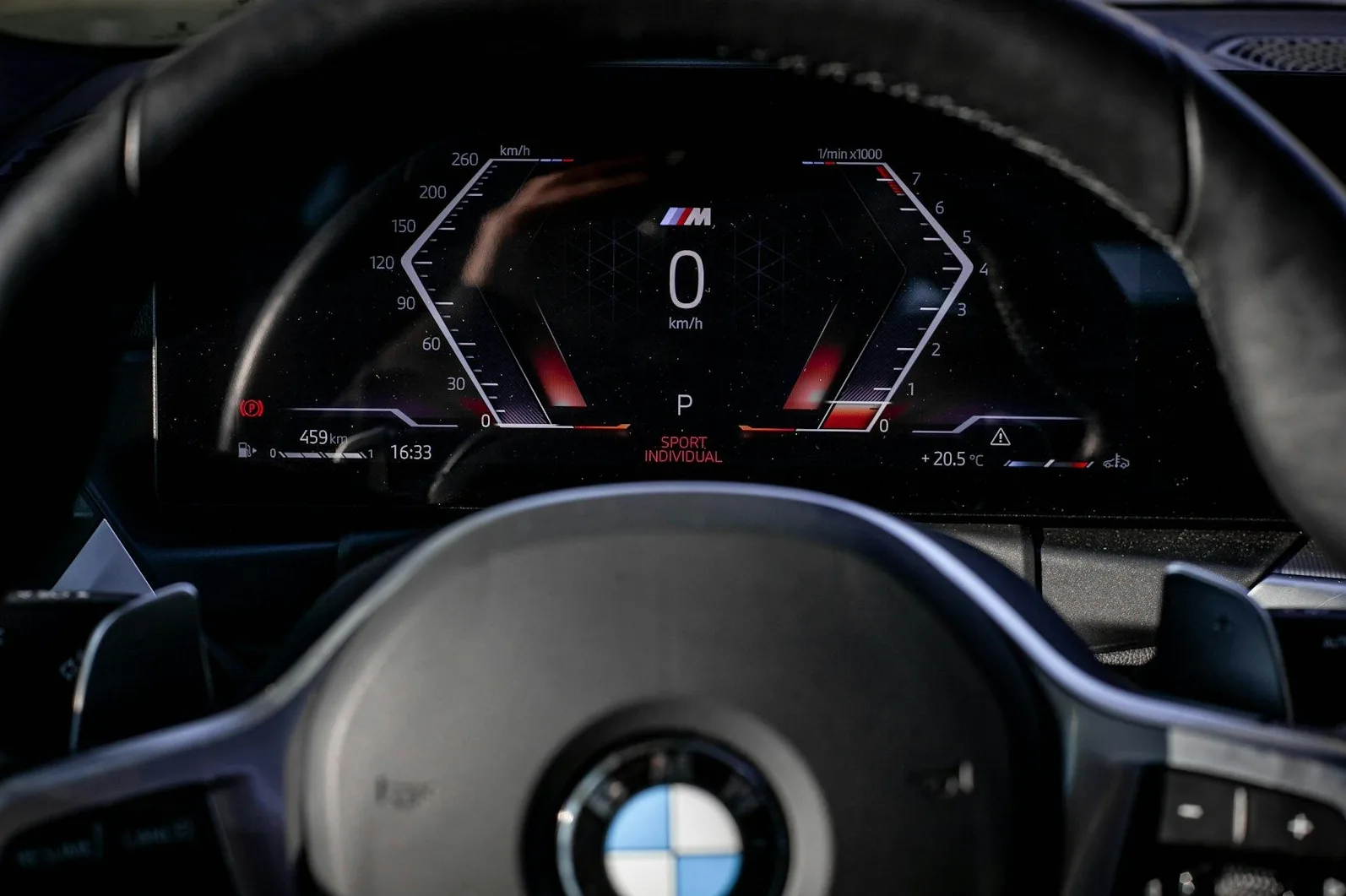 Digitalni kokpit BMW automobila sa prikazom brzine od 0 km/h i modom vožnje "Sport Individual".
