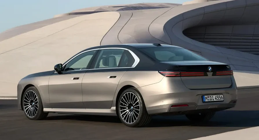 Stražnji dio luksuzne BMW limuzine bež boje sa crnim krovom i modernim dizajnom