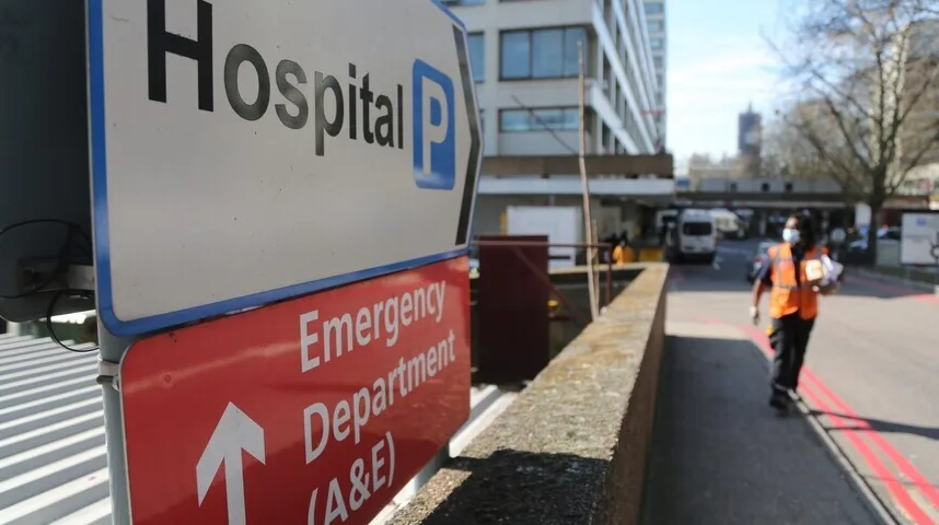 Znak za bolnicu i hitnu pomoć sa strelicom prema naprijed.