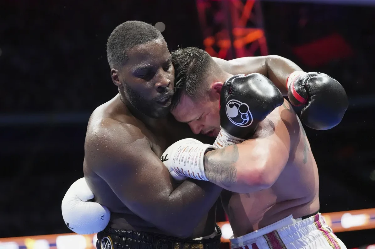 Dva boksera u klinču tokom borbe.