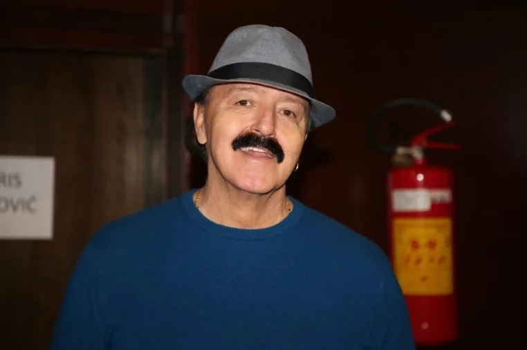 Portret muškarca sa brkovima i šeširom