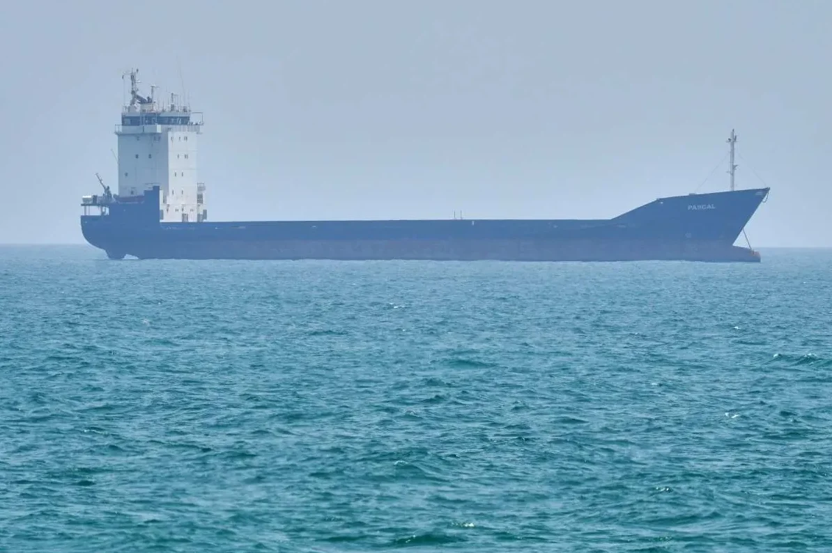 Teretni brod nazvan 'PASCAL' plovi mirnim plavim morem pod blago zamagljenim nebom.