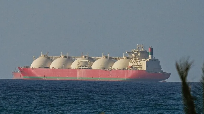 Veliki crveni brod za prevoz ukapljenog prirodnog gasa (LNG) sa pet kupolastih rezervoara