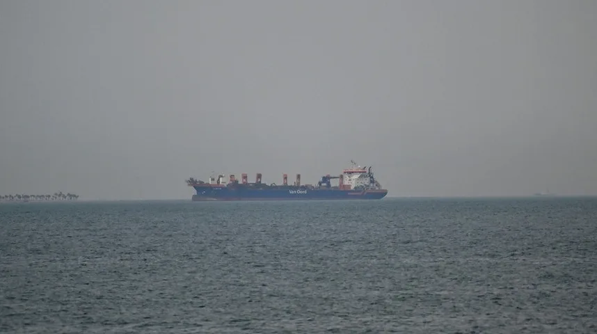 Veliki brod nazvan Van Oord plovi mirnim morem.