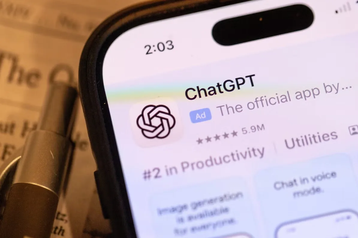 Zatvoreni prikaz ekrana pametnog telefona koji prikazuje zvaničnu aplikaciju ChatGPT na App Storeu, sa ikonicom aplikacije i natpisom 'ChatGPT - The official app by...'