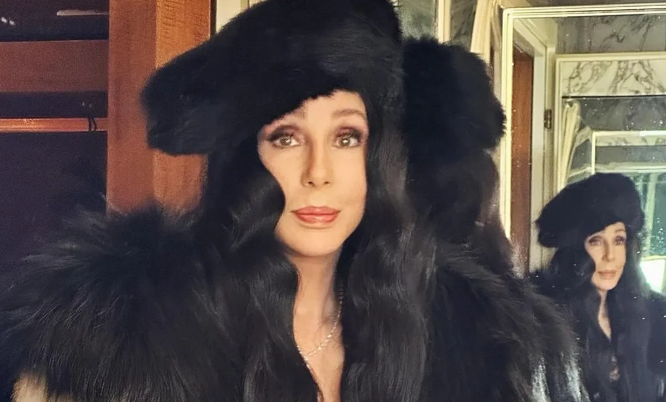 Cher u raskošnom crnom krznenom šeširu i kaputu