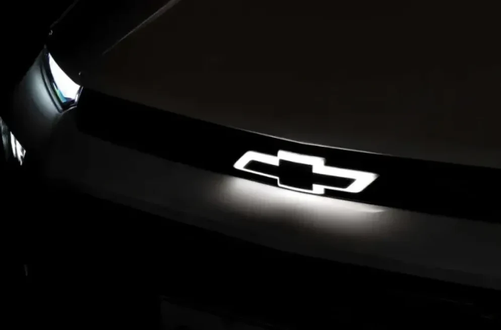 Osvijetljeni Chevroletov znak na prednjem dijelu automobila u mraku