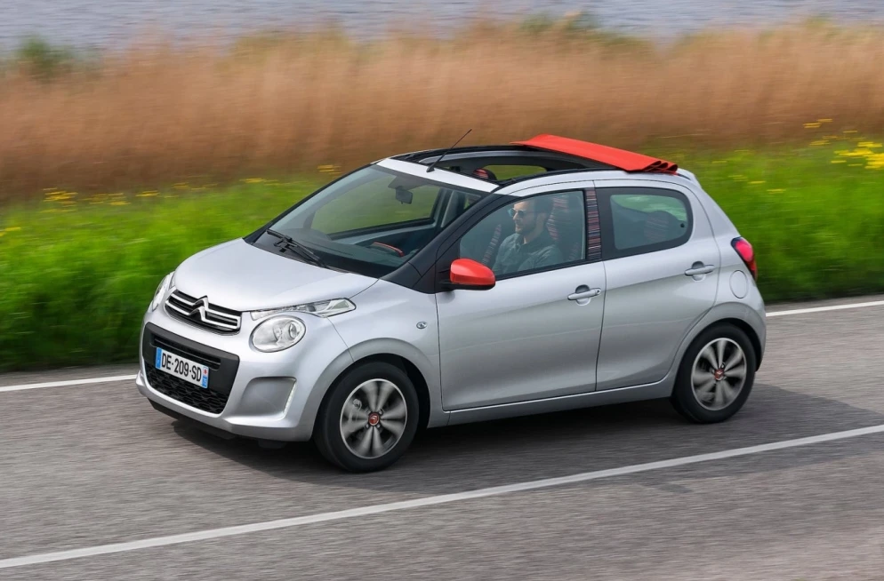 Srebrni Citroën C1 kabriolet u pokretu na autoputu