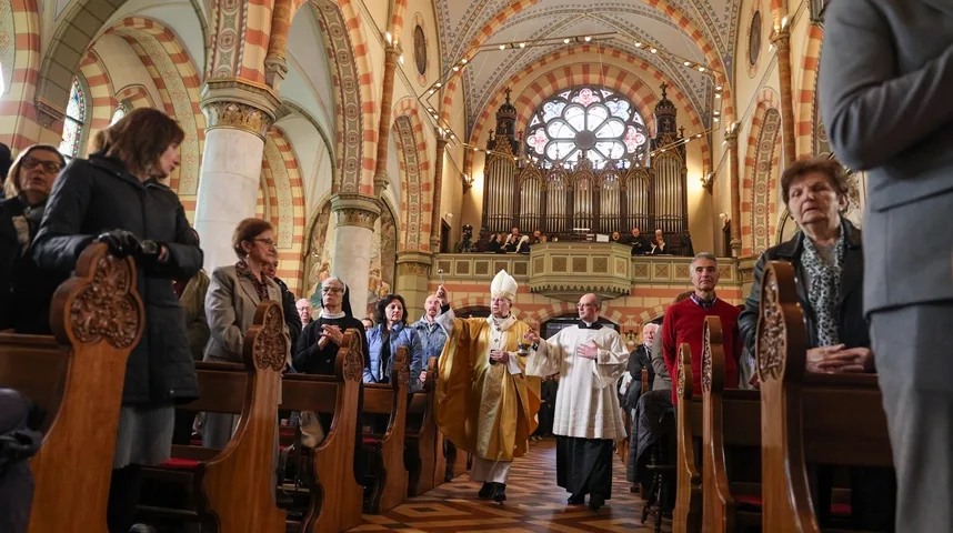 Vukšić i Kutleša poručuju s oltara: Uskrs je poziv na borbu protiv svih oblika nasilja u svijetu gdje se vodi 60 ratova