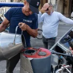 Kubanski mehaničar šokirao svijet: Fiat 126p vozi na ugalj zbog nestašice goriva