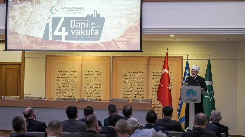 Reis-ul-ulema Islamske zajednice u Bosni i Hercegovini, Husein ef. Kavazović, drži govor ispred zastava Turske, Bosne i Hercegovine i Islamske zajednice, na manifestaciji "Dani vakufa u Bosni i Hercegovini" održanoj u Biblioteci.