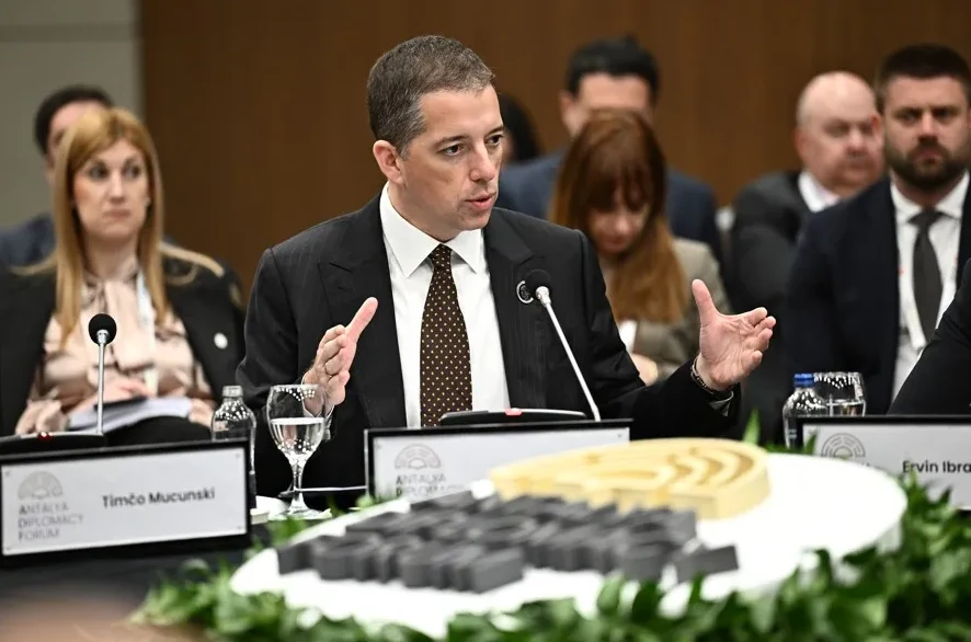 Timčo Mucunski govori na diplomatskom forumu u Antaliji.