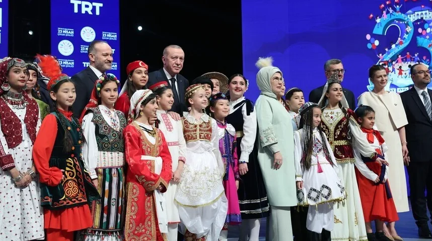 Djeca u tradicionalnoj nošnji sa turskim zvaničnicima, uključujući predsjednika Erdoğana i suprugu Emine Erdoğan, na događaju TRT-a.