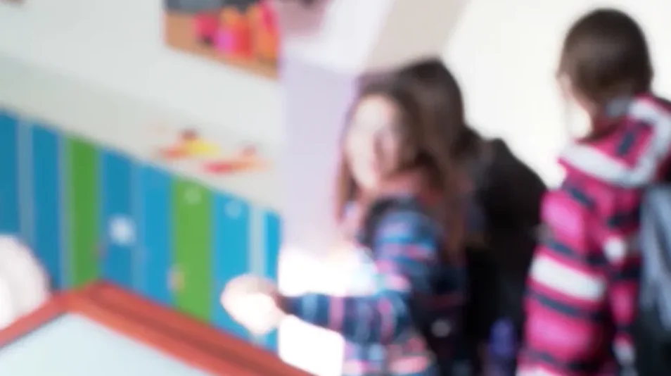 Djevojčica u ružičastoj jakni i djevojčica sa smeđom kosom u prugastoj jakni