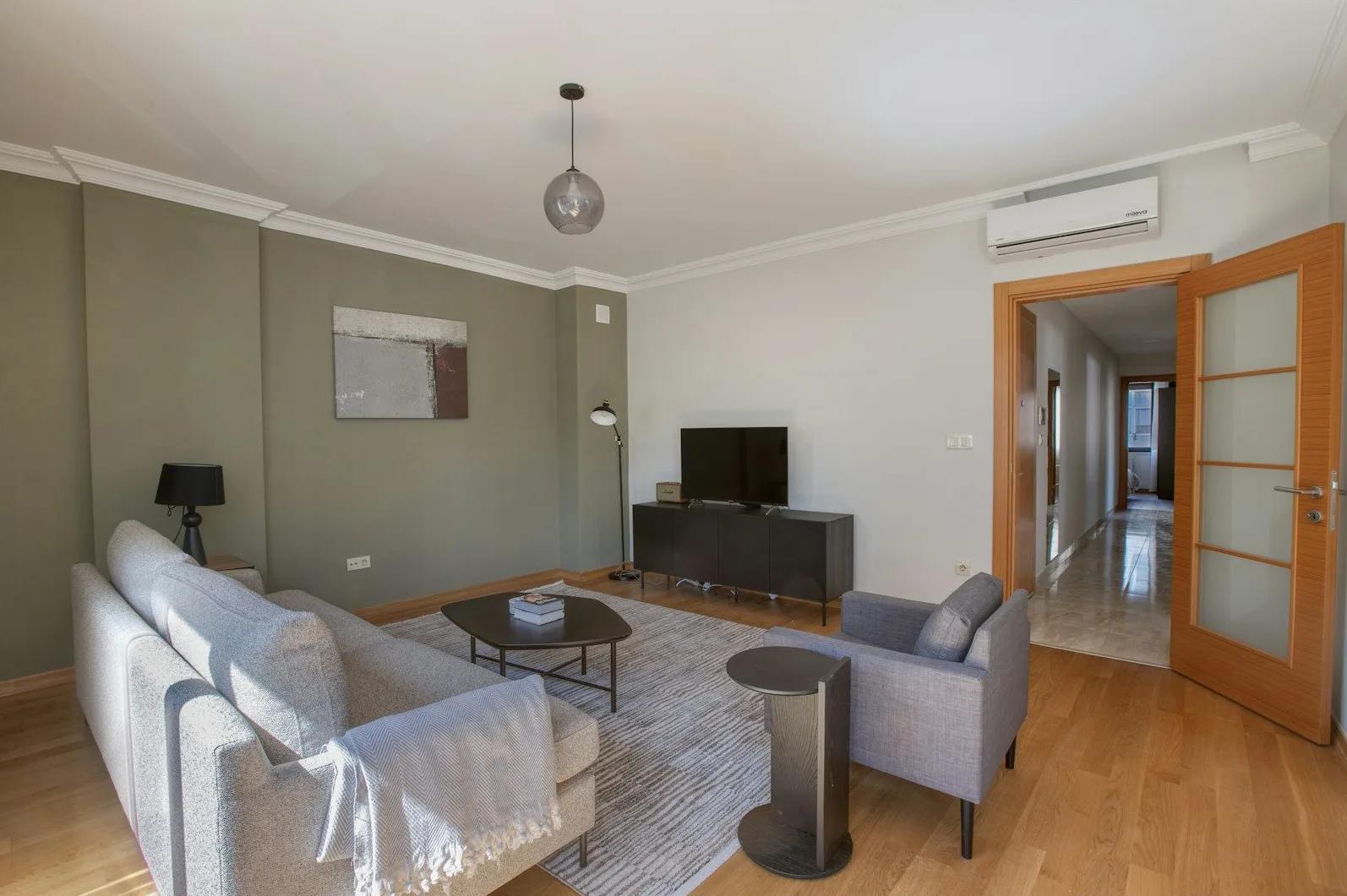 Prostrana dnevna soba sa sivim namještajem i modernim detaljima