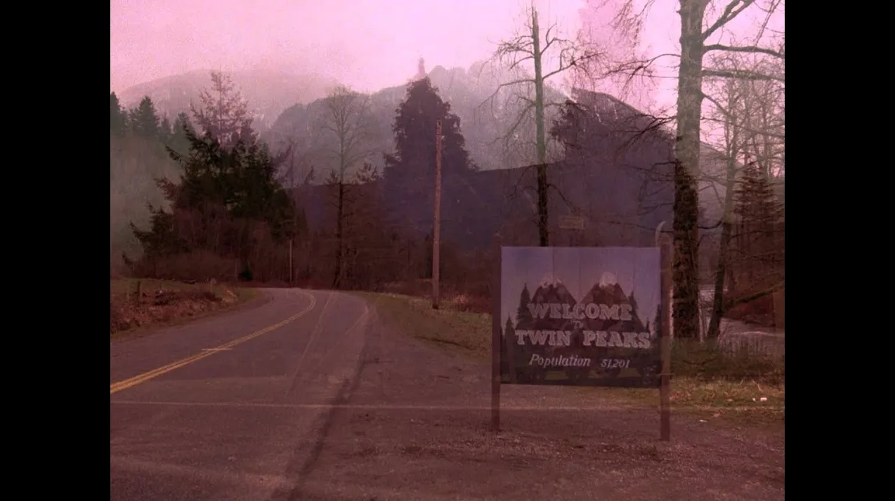 Putokaz dobrodošlice u Twin Peaks sa ispisanim "Welcome to Twin Peaks" i "Population 51,201".