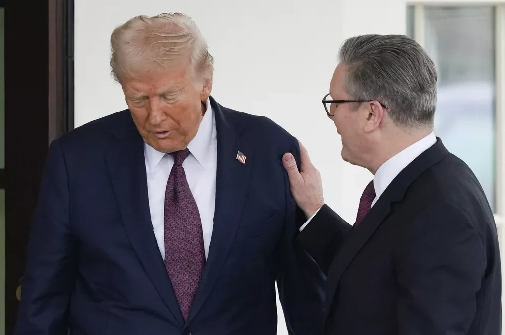 Donald Tramp sa rukom na ramenu