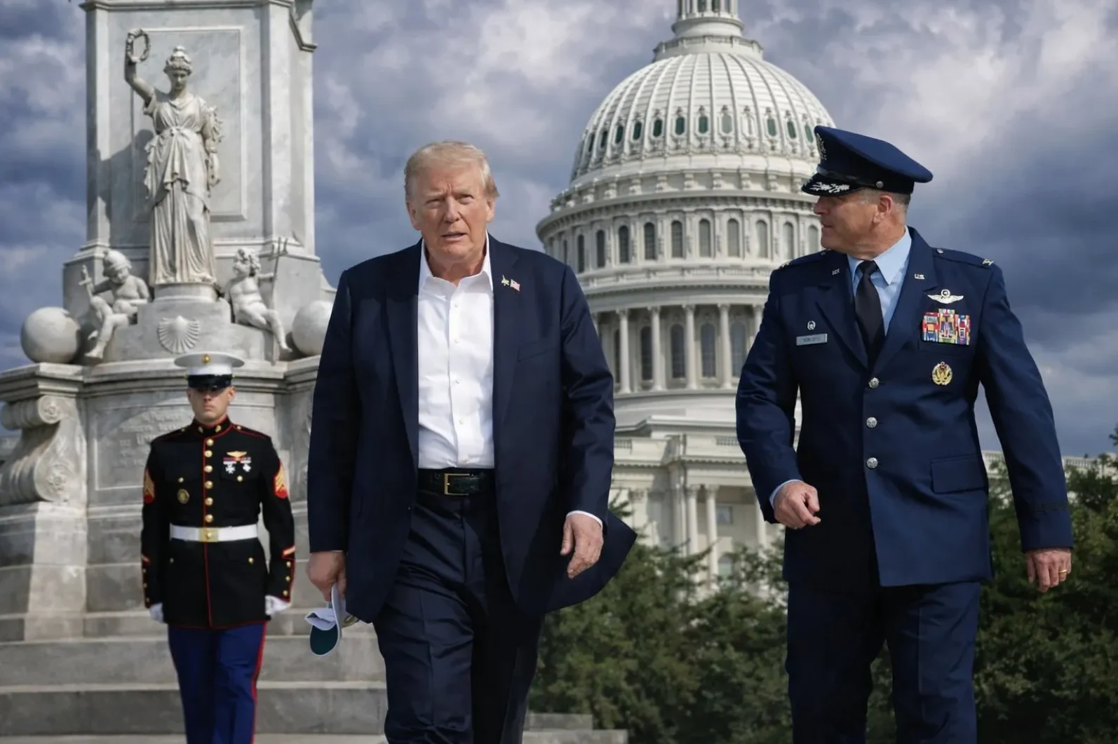 Donald Tramp, obučen u tamni sako i bijelu košulju, šeta ispred Kapitol zgrade u Vašingtonu, D.C., u pratnji generala američkih zračnih snaga.