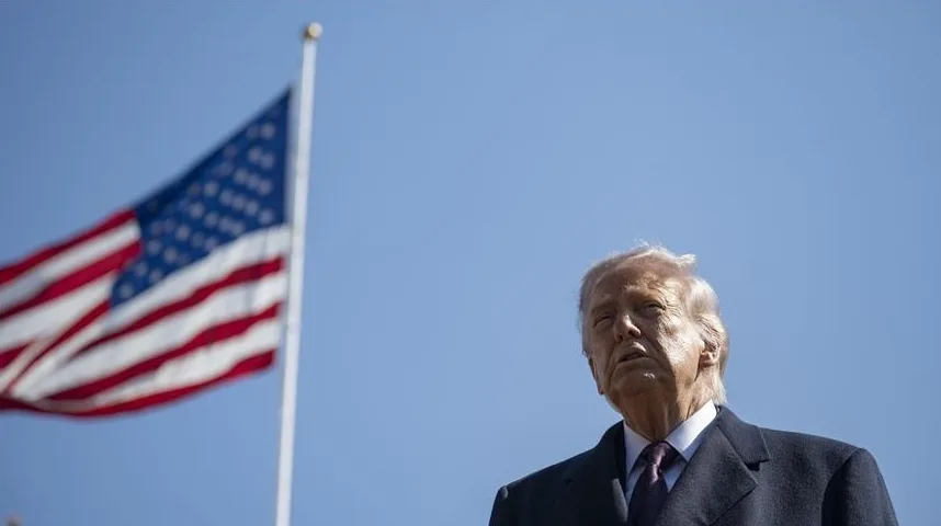 Donald Trump ispred američke zastave na vjetru.