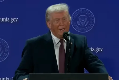 Donald Trump govori za govornicom