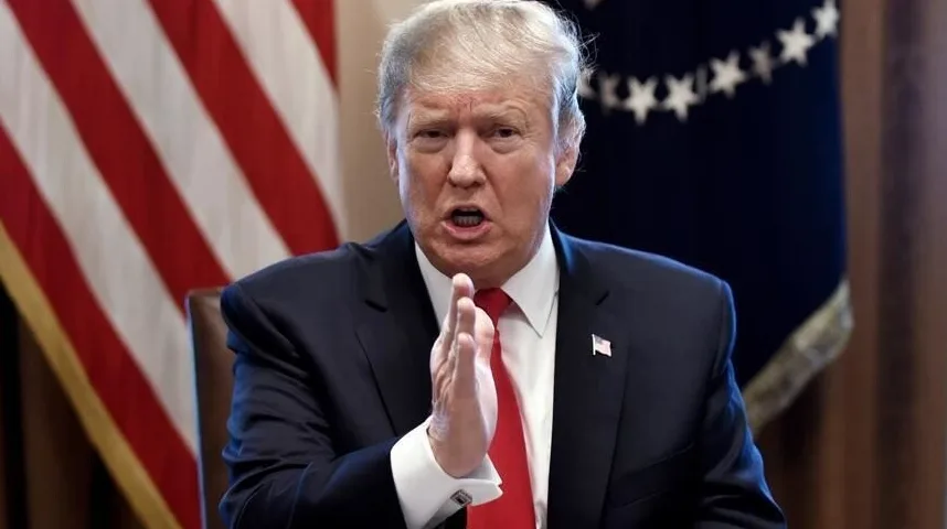 Donald Trump govori ispred zastave Sjedinjenih Američkih Država