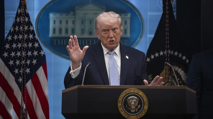 Donald Trump govori za govornicom