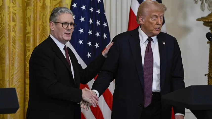 Donald Trump i Keir Starmer se rukuju ispred zastava