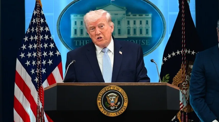 Donald Trump govori za govornicom ispred Bijele kuće