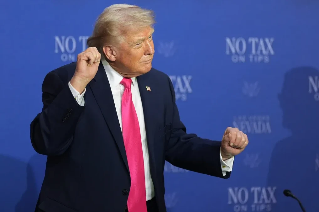 Donald Trump na skupu u Nevadi sa natpisom "NO TAX ON TIPS"