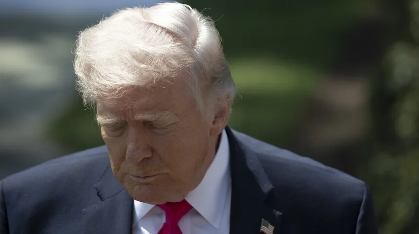 Donald Trump sa sklopljenim očima i rozom kravatom