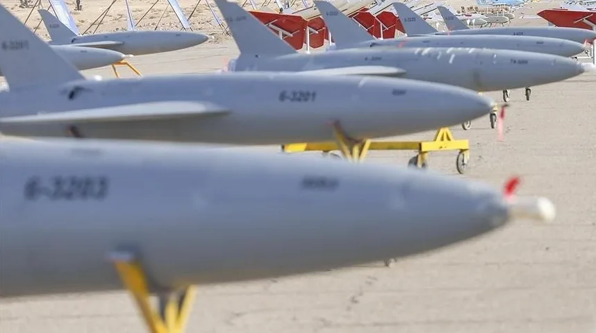 Redovi sivih vojnih dronova parkirani na aerodromu