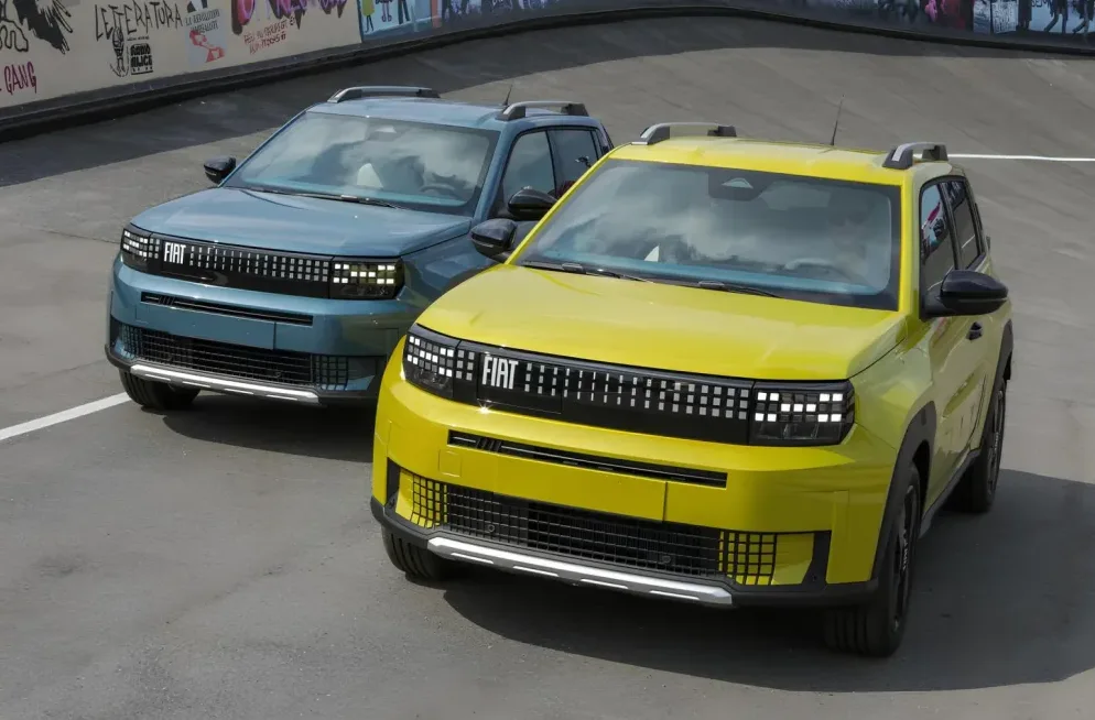 Dva Fiat automobila, jedan žuti i jedan plavi, parkirani jedan pored drugog na asfaltnoj podlozi.