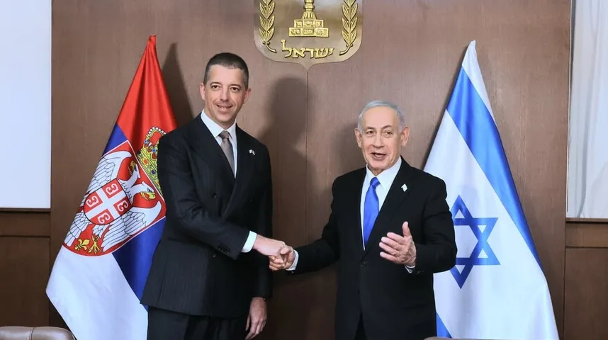 Benjamin Netanyahu i ministar spoljnih poslova Srbije rukuju se ispred zastava Izraela i Srbije