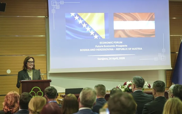 Žena govori sa govornice na ekonomskom forumu o budućim ekonomskim perspektivama Bosne i Hercegovine i Republike Austrije.