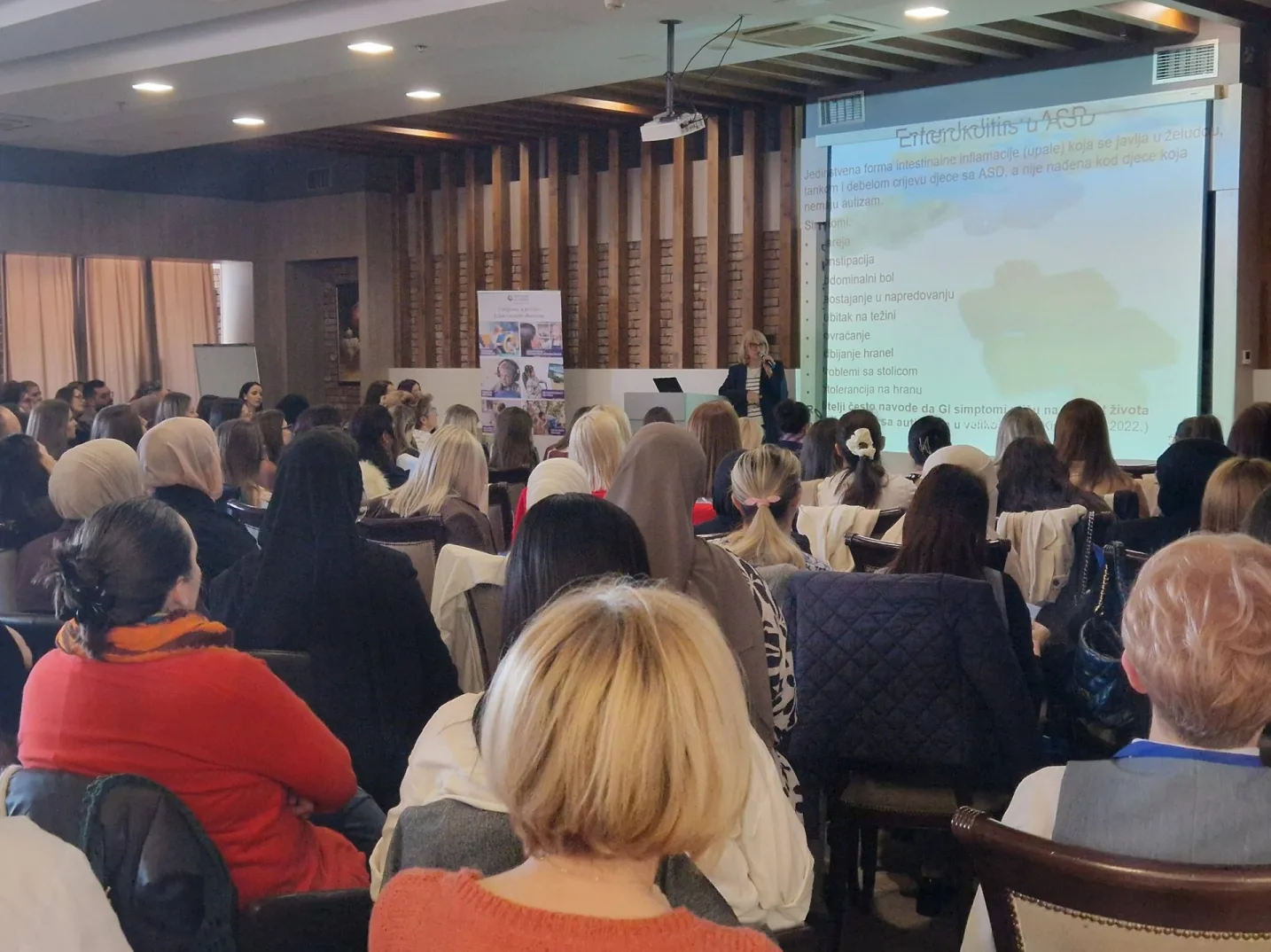 Publika sluša predavanje o enterokolitisu kod osoba sa ASD-om.