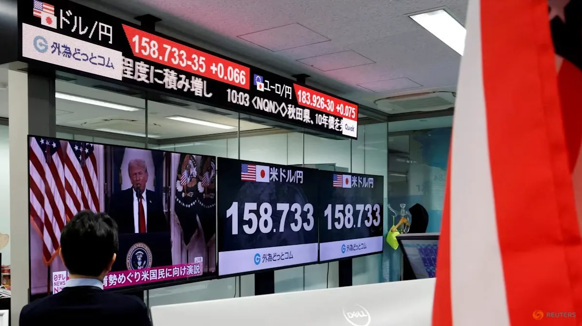 Ekran sa prikazom kursa japanskog jena prema američkom dolaru, te snimak Donalda Trumpa kako govori