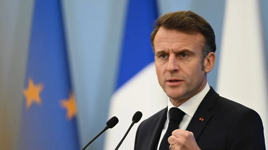 Emmanuel Macron govori ispred zastava EU i Francuske
