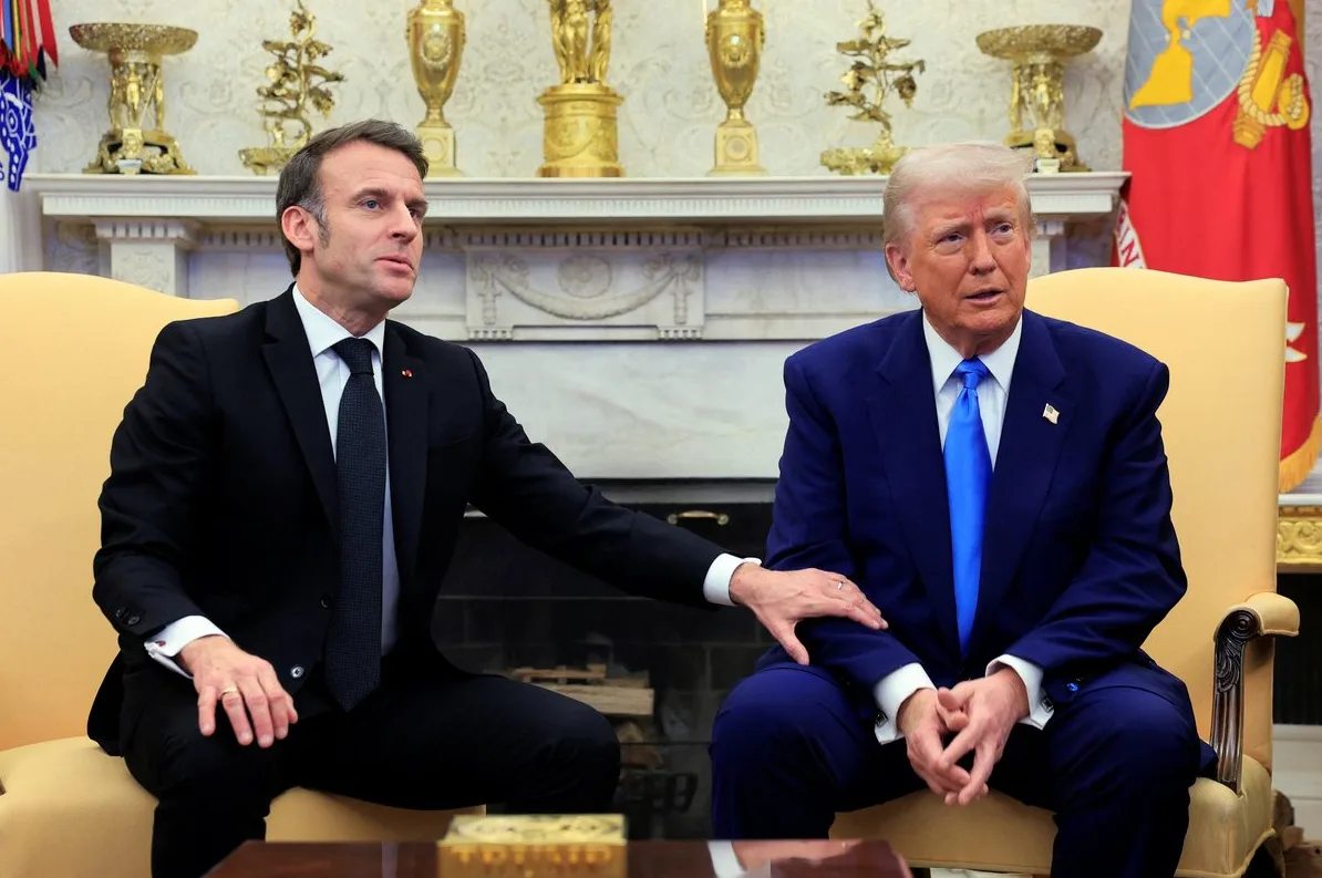 Francuski predsjednik Emmanuel Macron i bivši američki predsjednik Donald Trump sjede u Ovalnom uredu Bijele kuće.