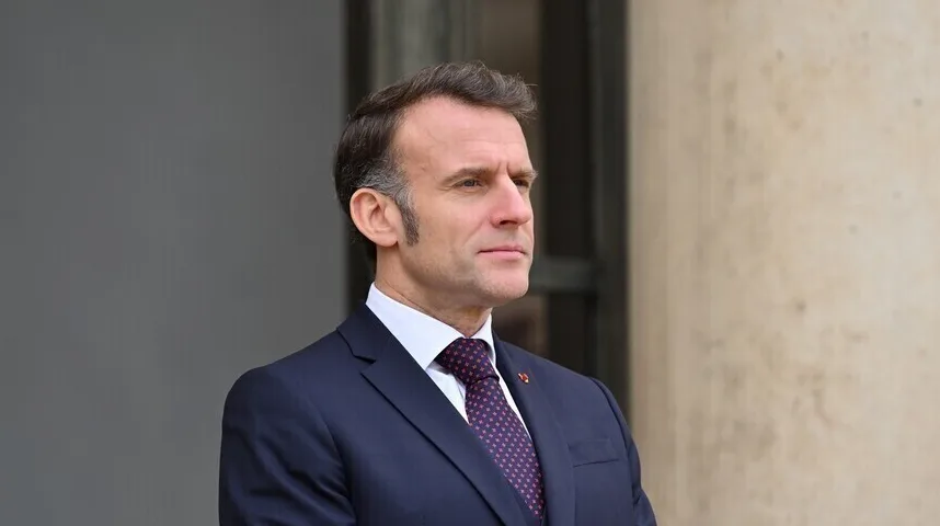 Emmanuel Macron u tamnom odijelu i bijeloj košulji s tamnom kravatom