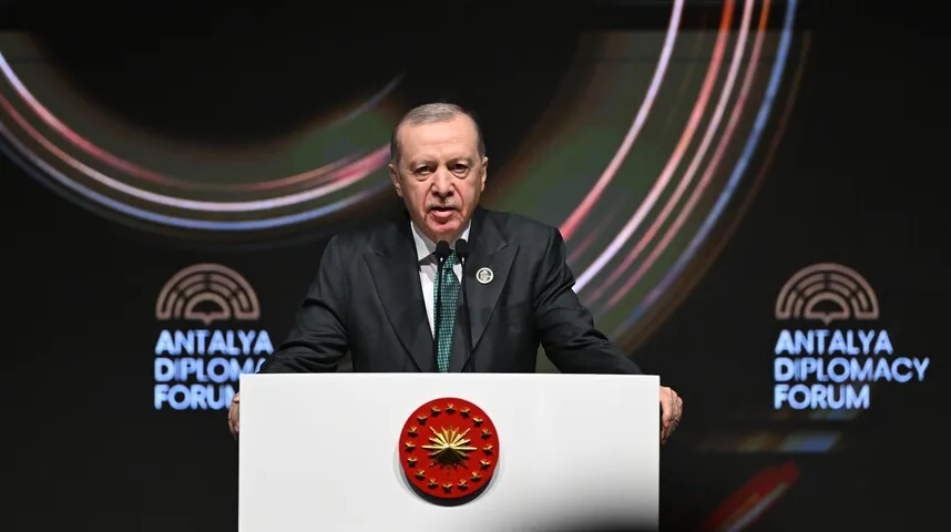 Recep Tayyip Erdoğan govori za govornicom na Antalijskom diplomatskom forumu.