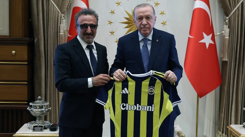Recep Tayyip Erdoğan i Hamdi Ulukaya drže dres Fudbalskog kluba Fenerbahče.