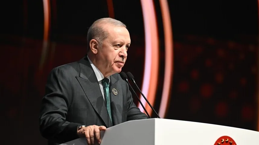 Recep Tayyip Erdoğan govori sa podijuma sa dva mikrofona ispred njega.