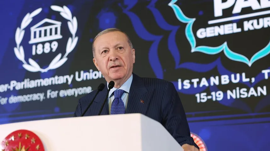 Recep Tayyip Erdoğan, predsjednik Turske, govori za govornicom.