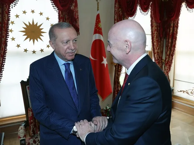 Recep Tayyip Erdoğan i Gianni Infantino se rukuju